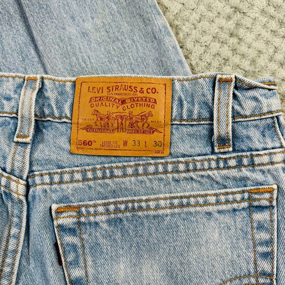 Vintage Levi's High Rise Light Wash Mom Jeans 560 Loose Fit Tapered Leg Jeans - Picture 3 of 9